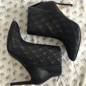 QUILTED BLACK BANANA REPUBLIC HEELED ANKLE BOOTS